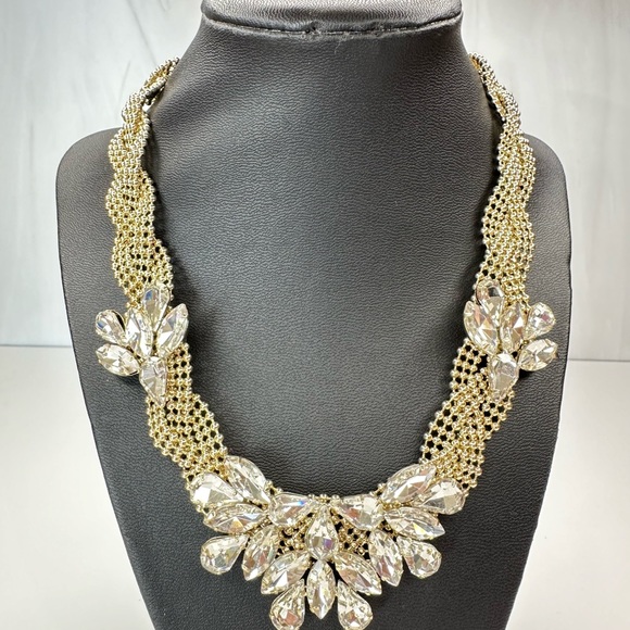 Shop for Jayu Vintage Look Statement Necklace - Picture 6 of 9